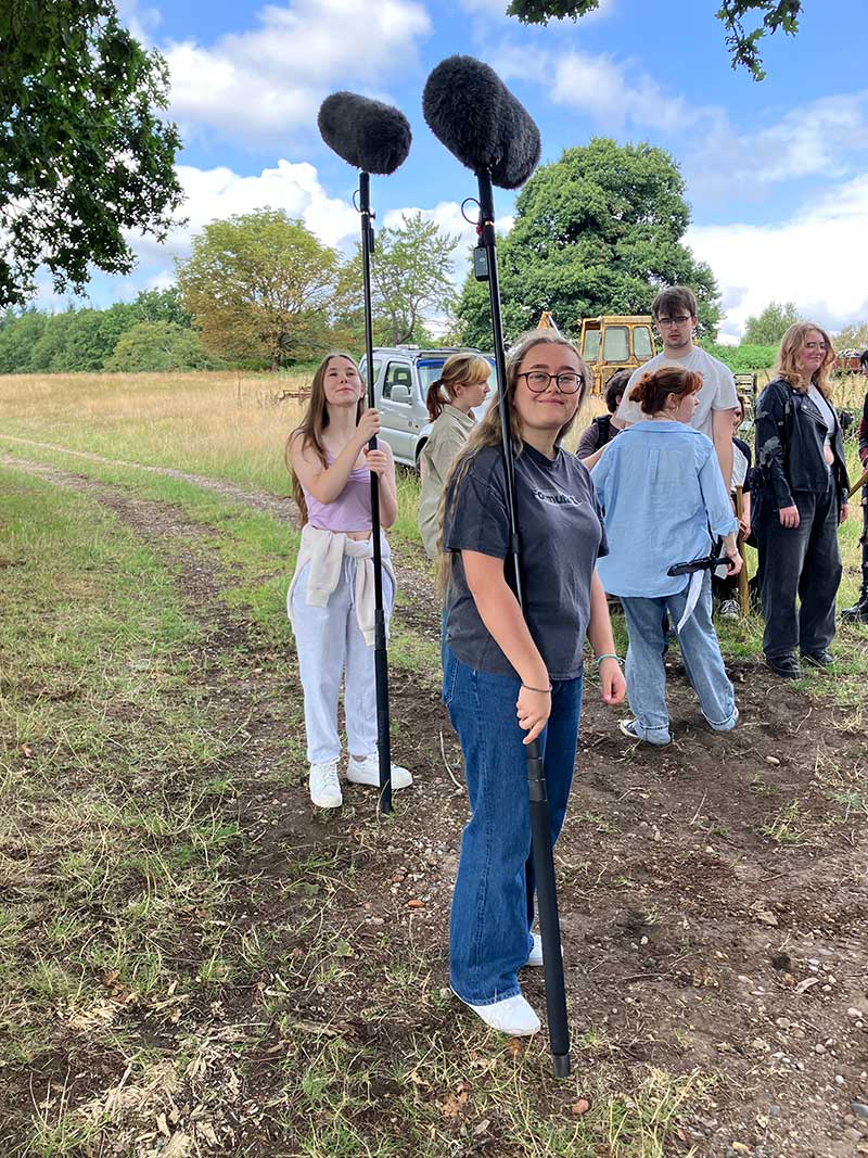 Alessia and Amber in charge of the booms
